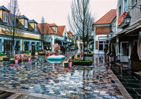 vallée village outlet.